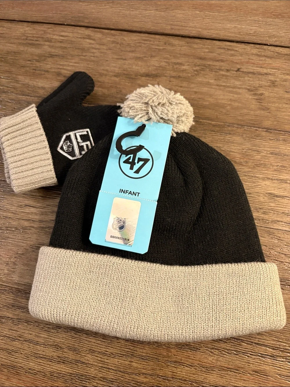 NWT [‘47] LA Kings 👑 NHL Team Knit Beanie Winter Hat & Mittens Set Black, Infant
